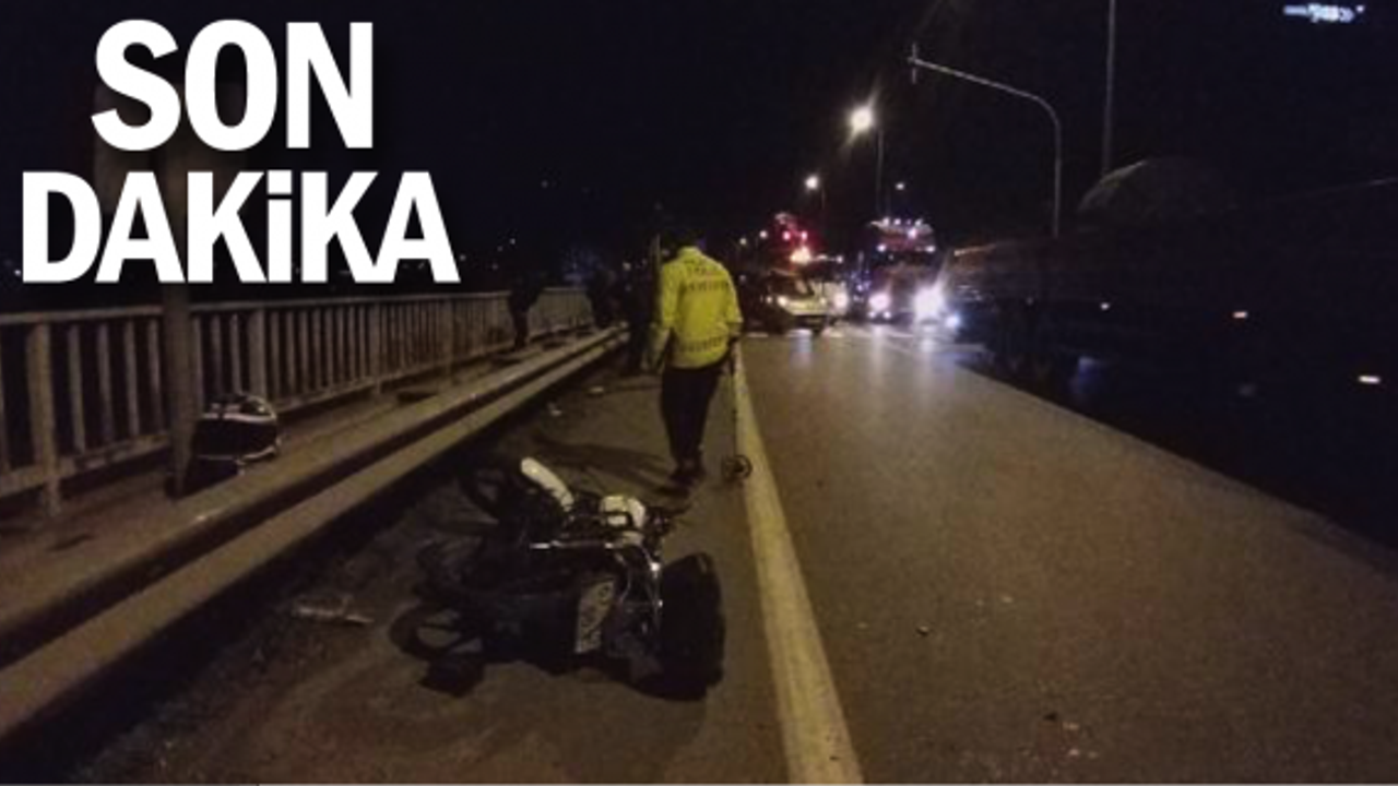 Kırmızı ışıkta duran hafif ticari araca çarpan motosikletli yaralandı