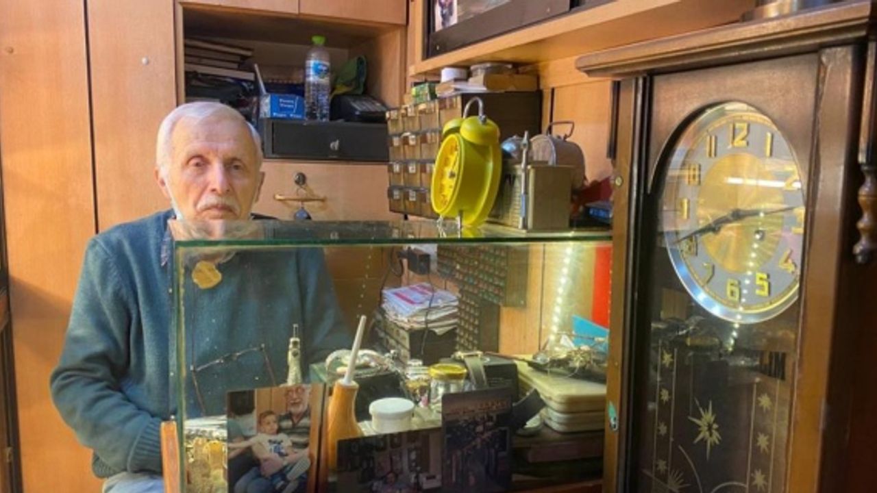 Zonguldak'ta 59 yıllık saat tamircisi zamana direniyor