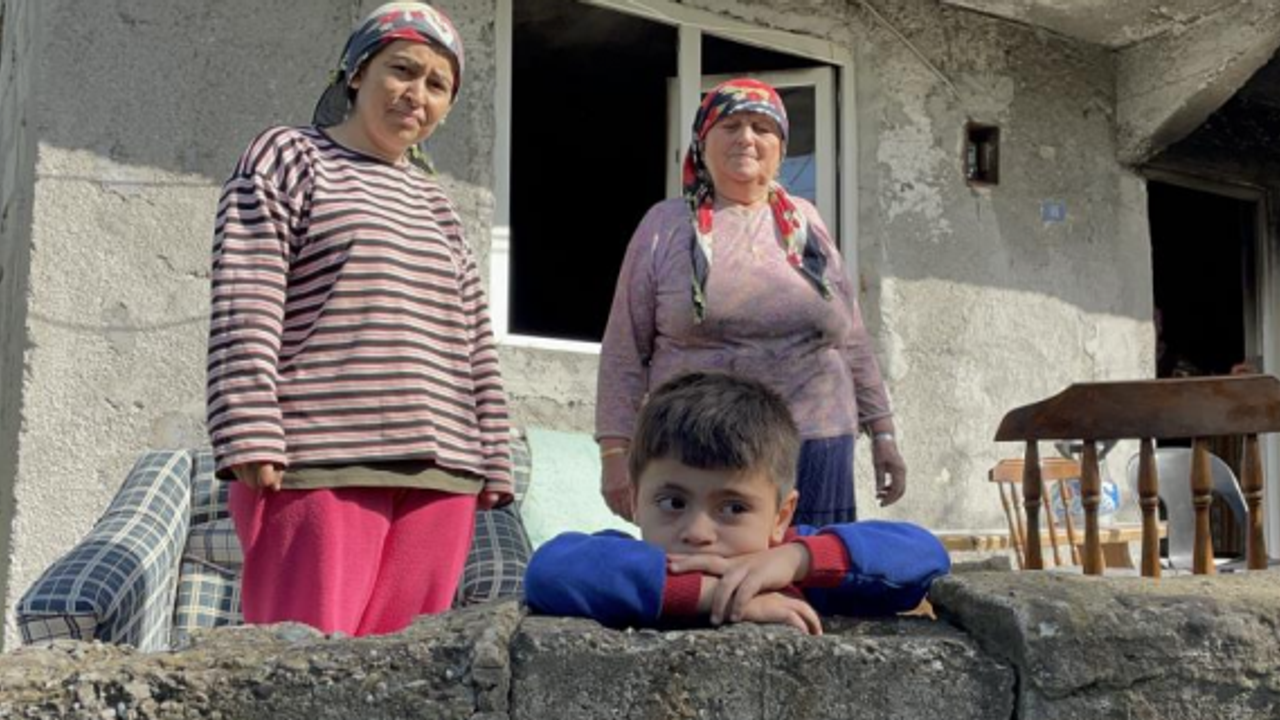 Evleri yanan 5 yaşındaki Alperen, küle dönen eşyasına ağladı