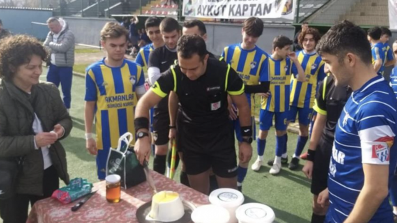 Maça çıkan takımlara ballı manda yoğurdu yedirdiler