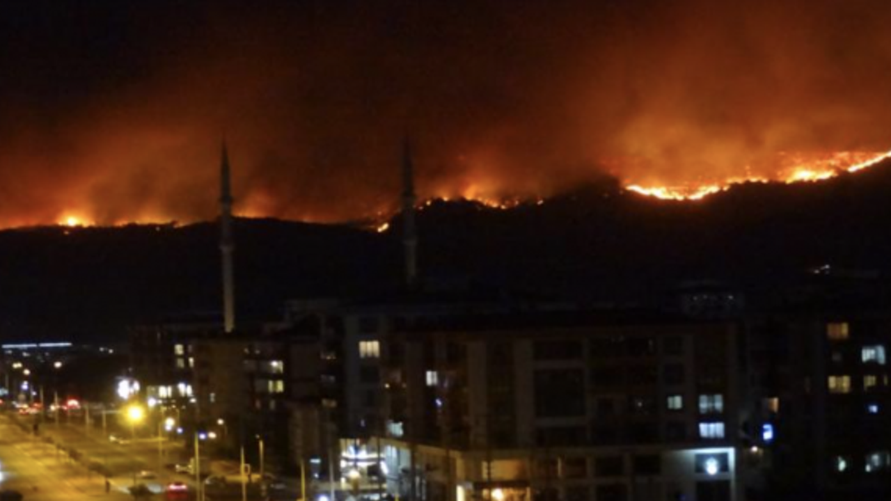 Çanakkale de orman yangını evlere ulaştı...