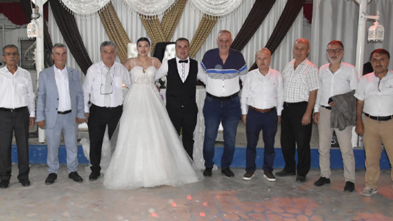 Siyasiler bu düğünde bir araya geldi