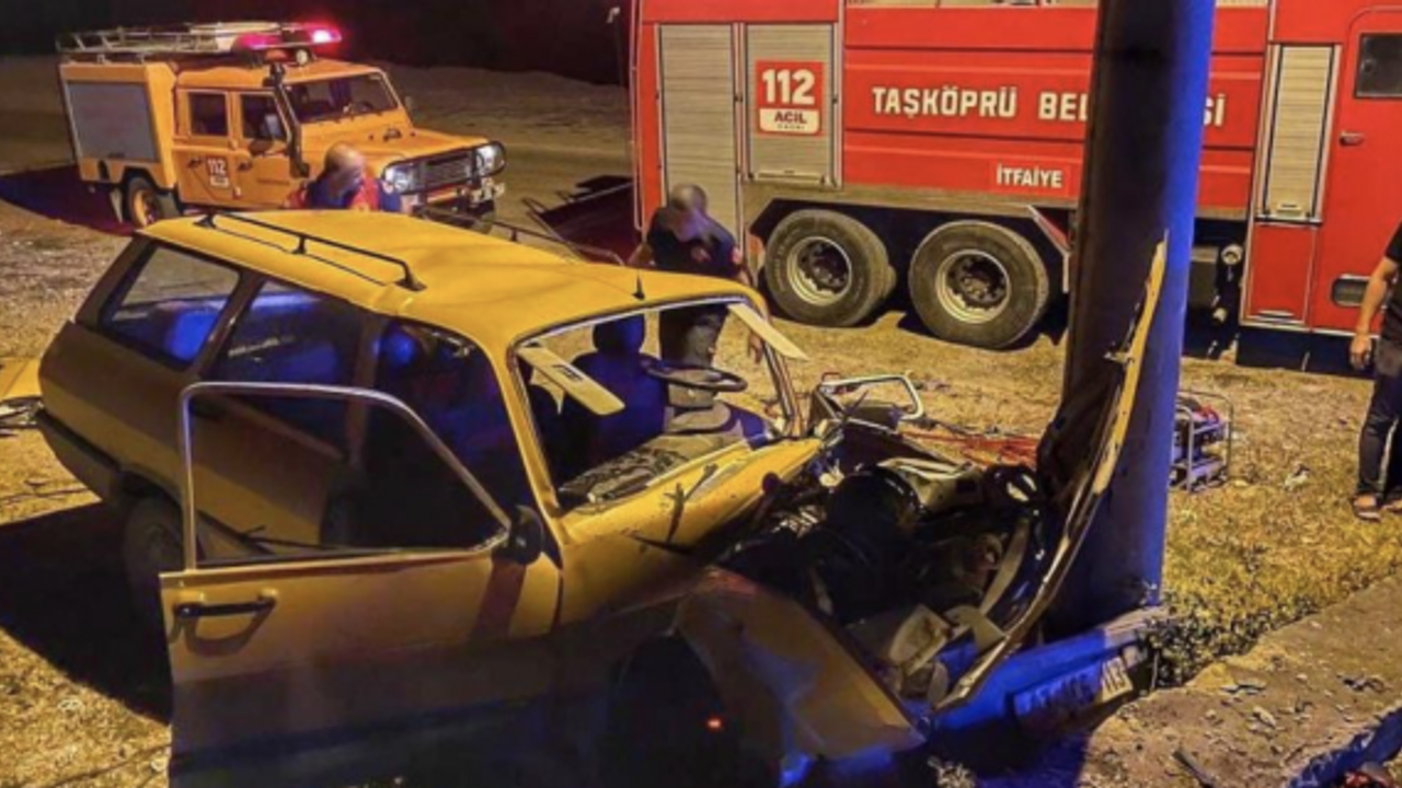 Aydınlatma direğine çarpan otomobil hurdaya döndü