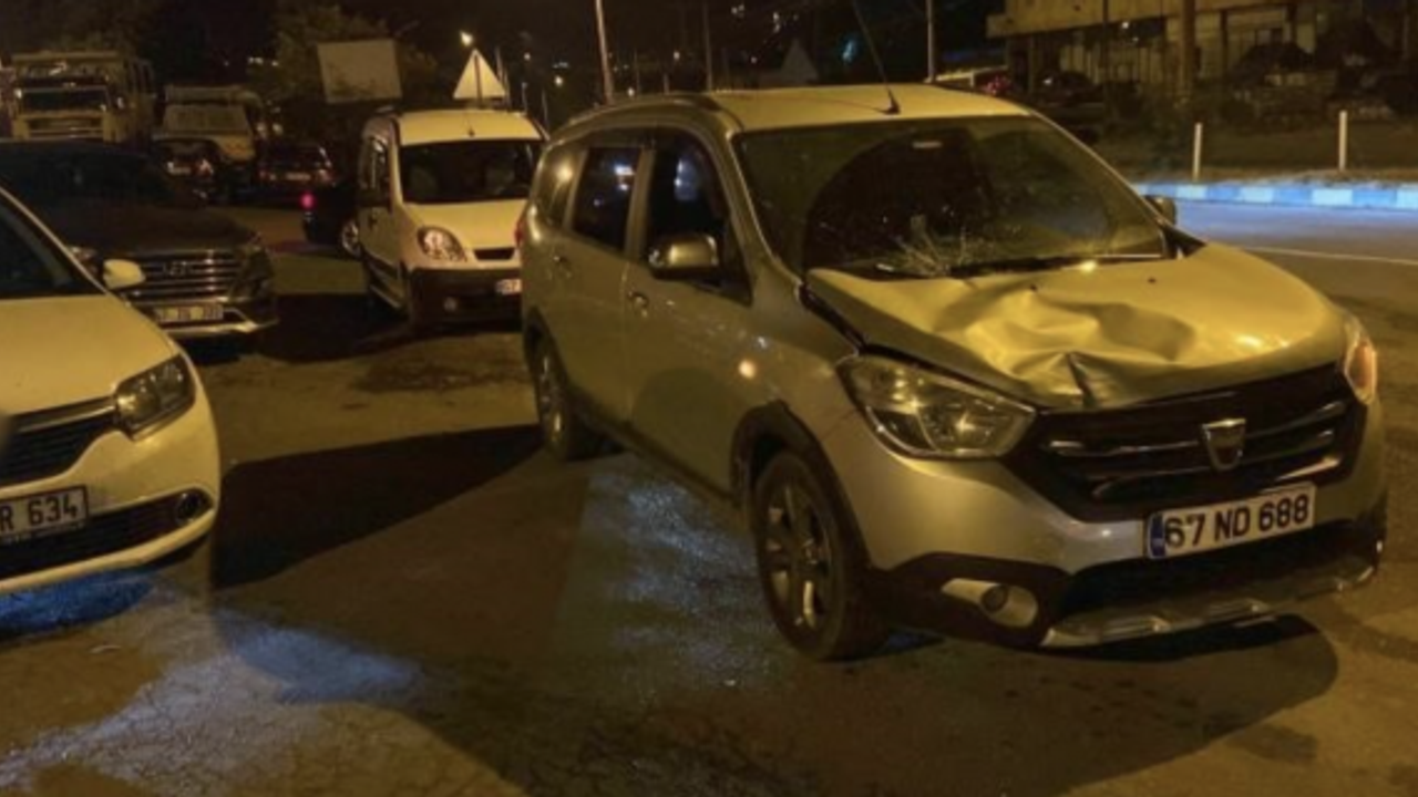 Caddeden karşıya geçmek isteyen kadına otomobil çarptı: 1 yaralı