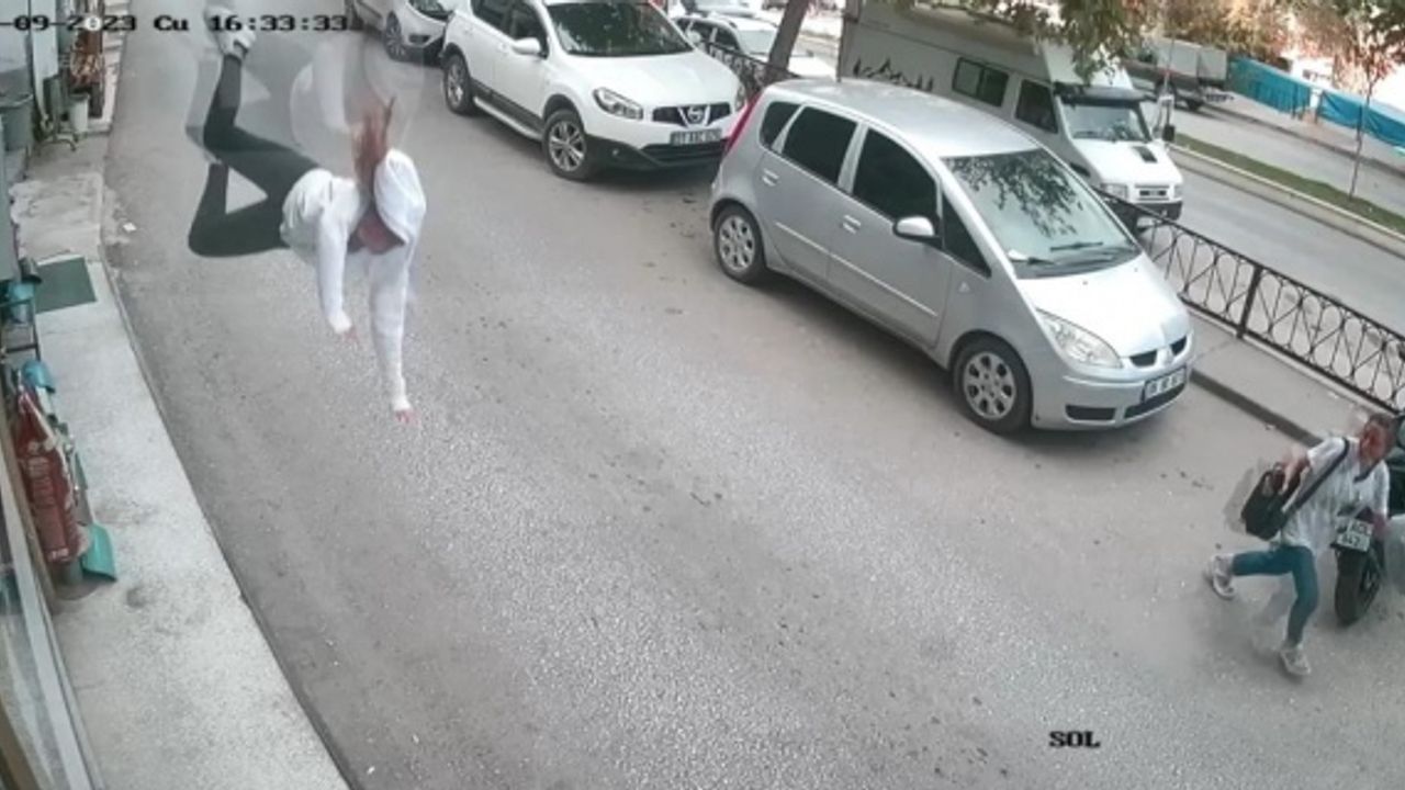 Genç kızın 3. kattan düşme anları kameraya yansıdı