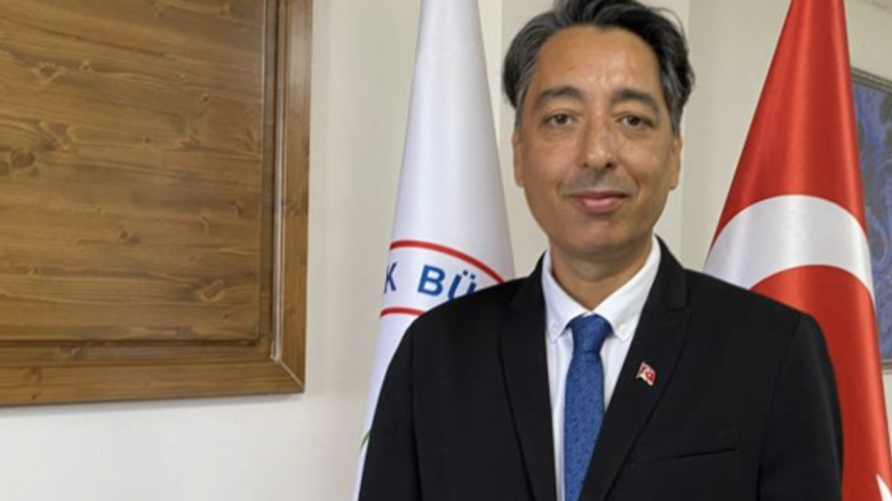 İlker Kömürcü, dünyaya ilan edilen 100. Yıl Marşı'nı Türk bayrağına bakarak yazdı