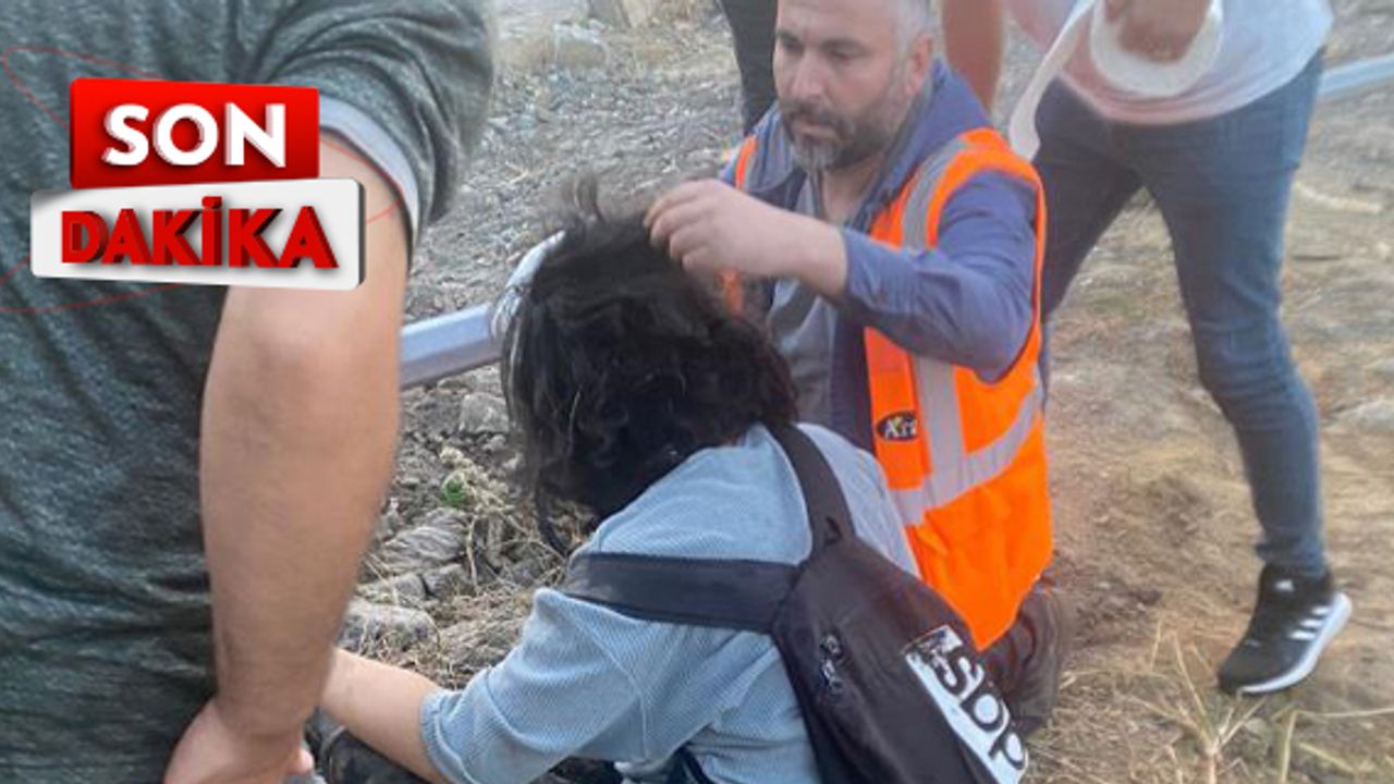 Kamyonun devirdiği aydınlatma direği adamın üzerine yıkıldı