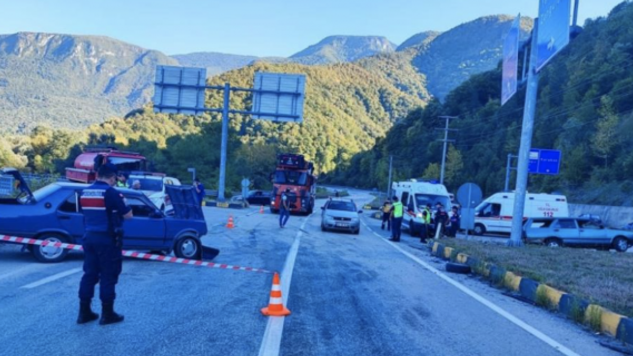 Karabük'te iki otomobil çarpıştı: 1'i ağır 4 yaralı