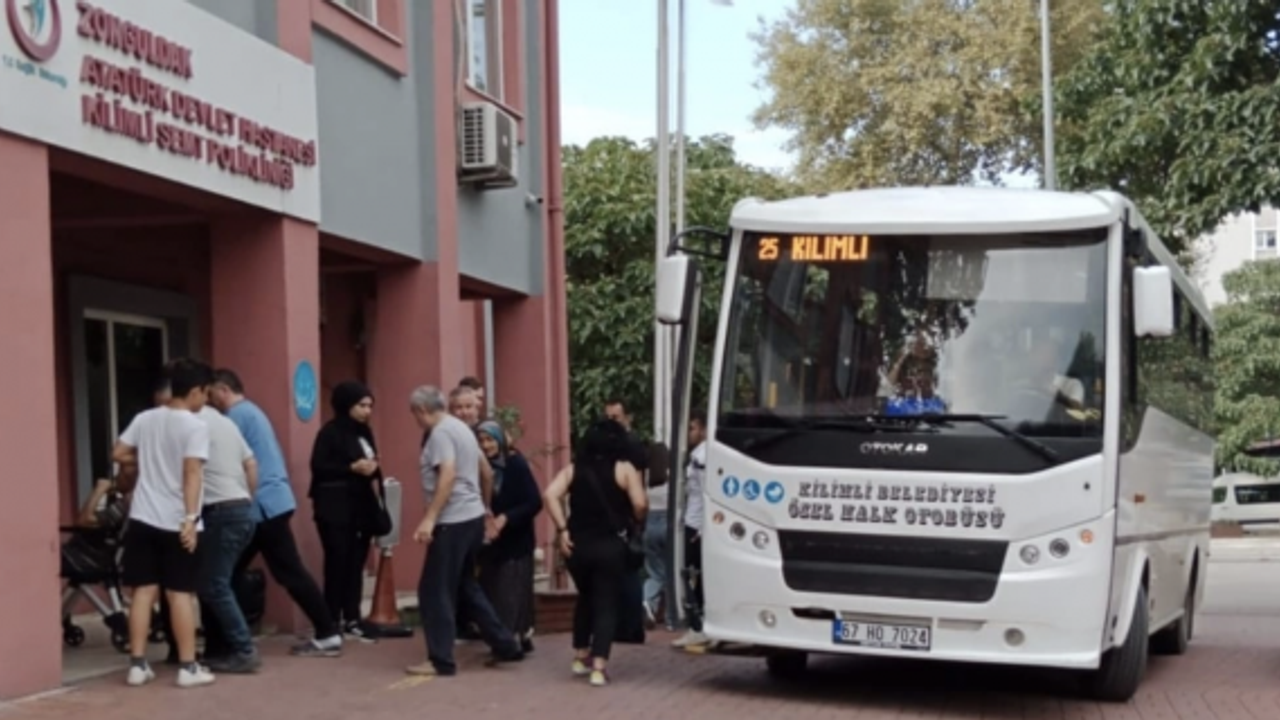 Otobüs şoförü fenalaşan yolcuyu hastane yetiştirdi…
