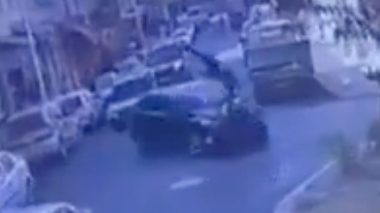 Otomobil ile çarpışan motosikletli, böyle savruldu