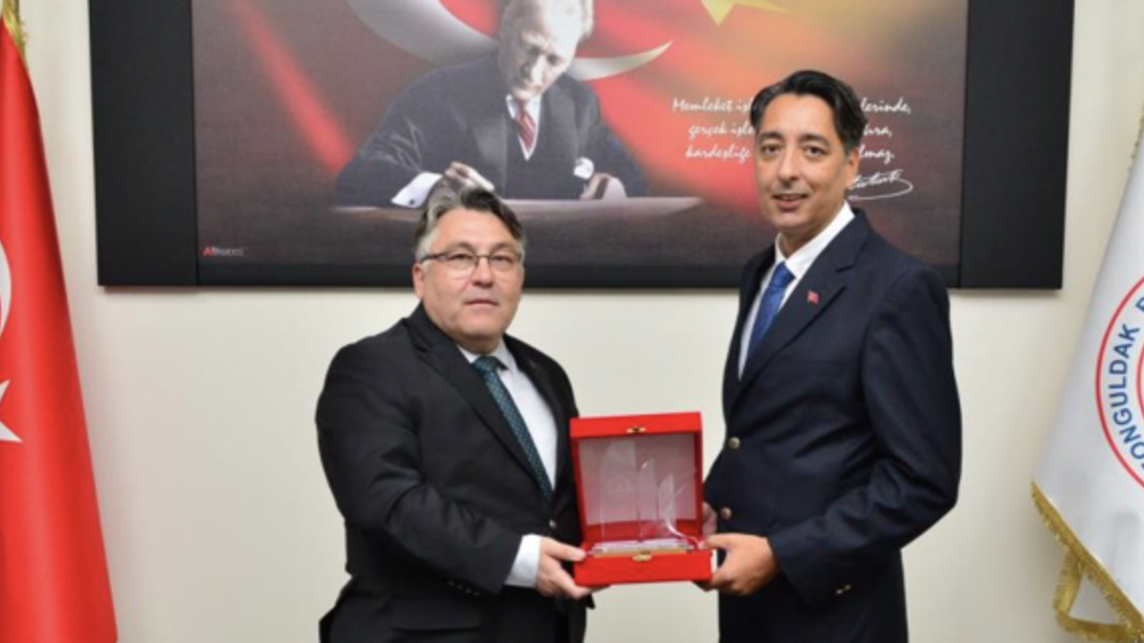 Senato Toplantısında Doç. Dr. Kömürcü’ye plaket verildi