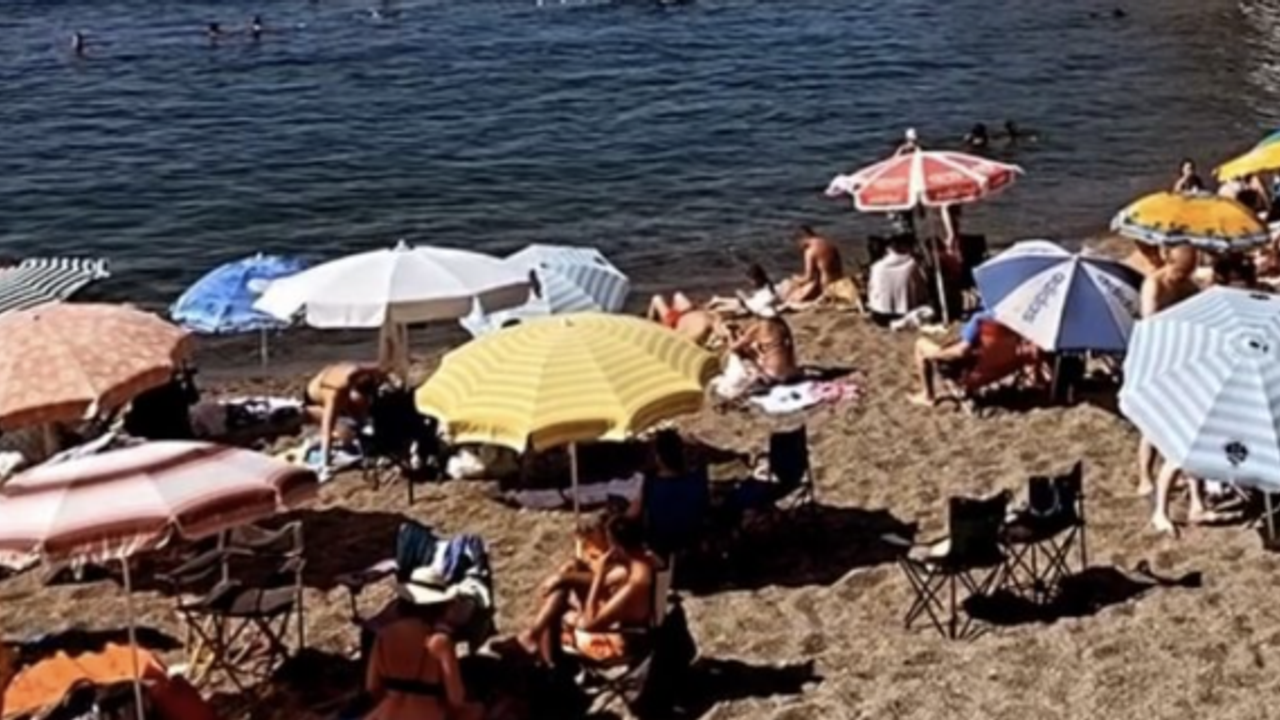 Sıcak havanın tadını Kapuz Plajı'nda çıkardılar