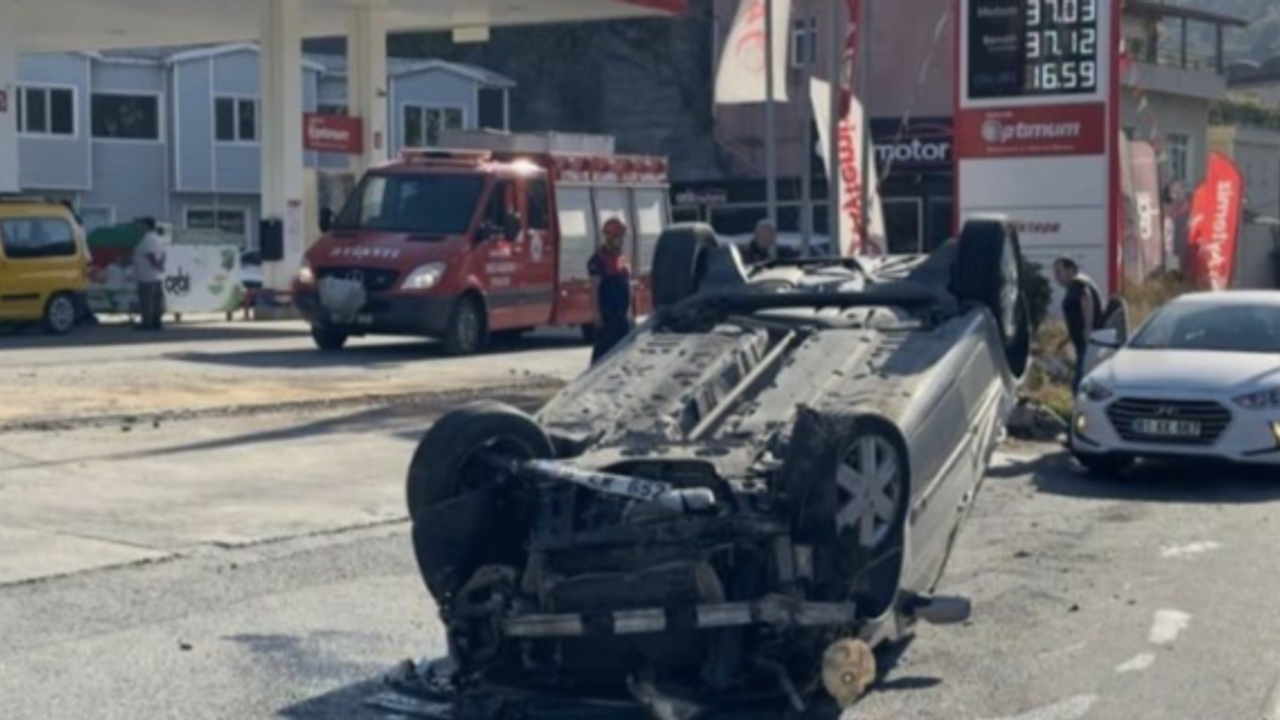 Takla atan araçtan kendi imkanıyla çıktı