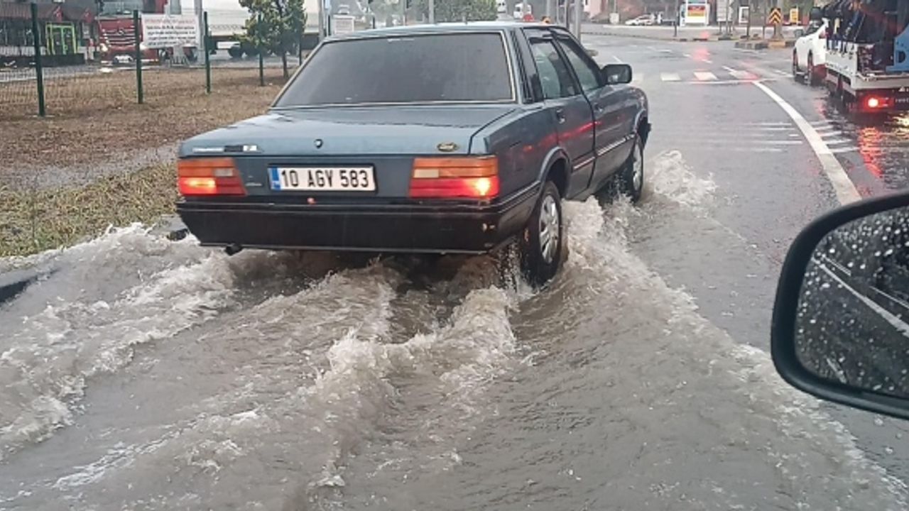 Aşırı yağış sürücülere zor anlar yaşattı