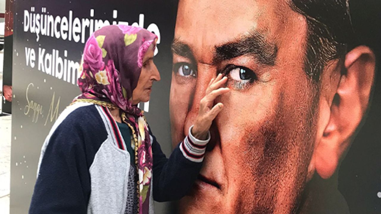 Başında eşarbı, ayağında şalvarıyla Atatürk'ün fotoğrafını sevdi!