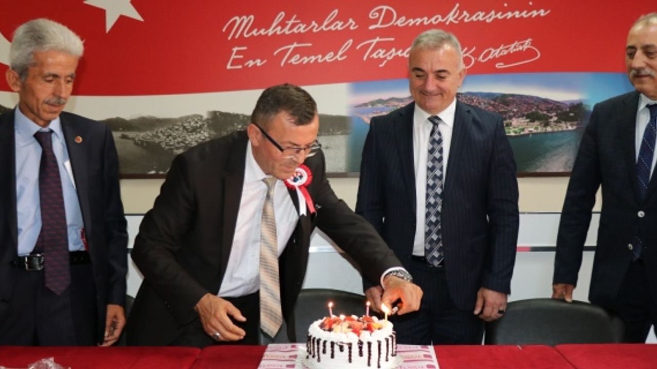 Başkan Adayı Sesli muhtarların gününü pasta keserek kutladı