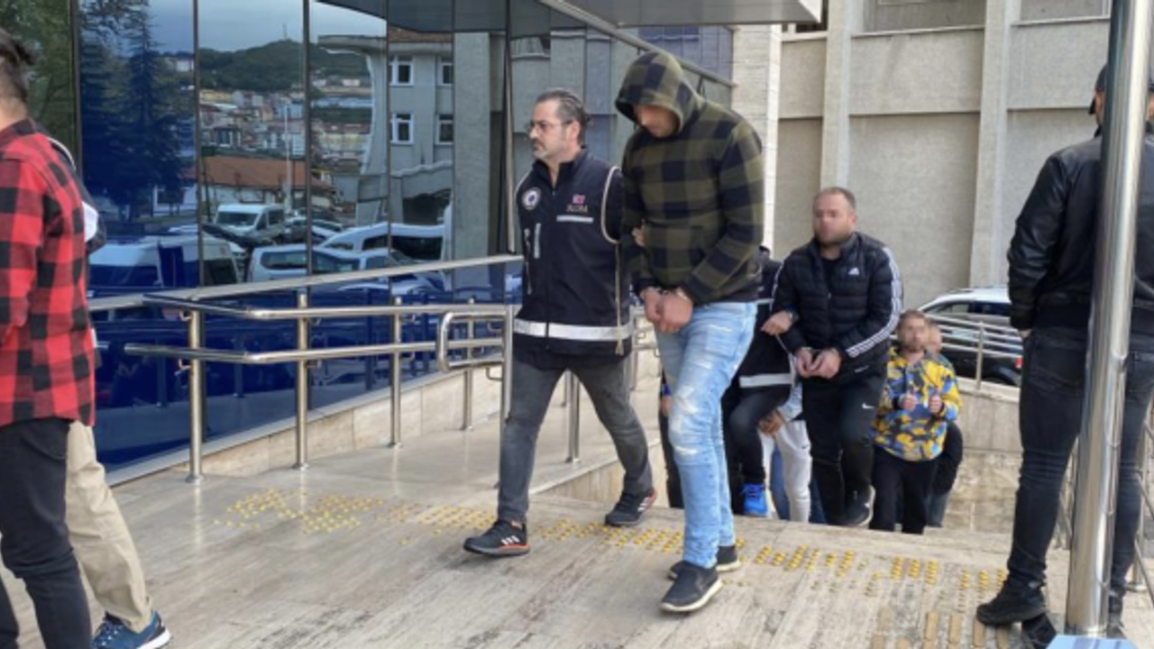 Kafes operasyonunda gözaltına alınan 8 şüpheli adliyede
