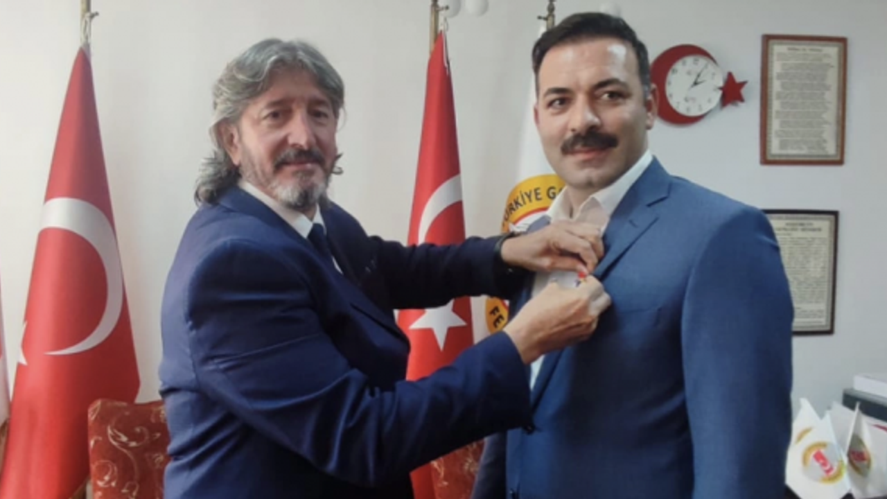 Mustafa Çağlayan'a Ganera Paşayeva'nın rozetini taktı