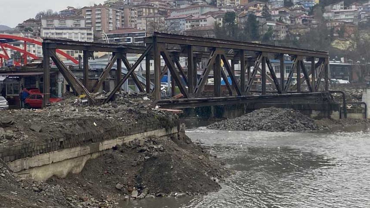 Fevkani Köprüsü'nün yıkımı son parçanın sökülmesiyle tamamlanacak