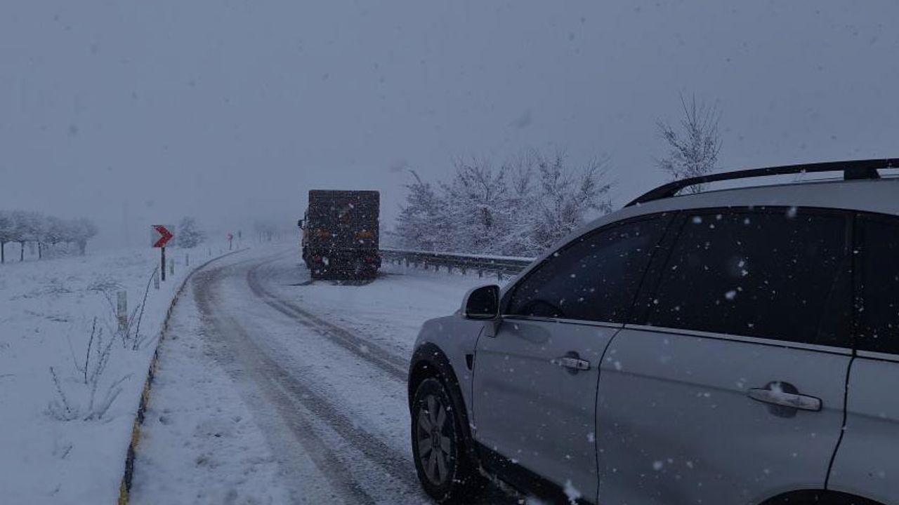 Karabük'te kar yağışı sürücülere zor anlar yaşattı