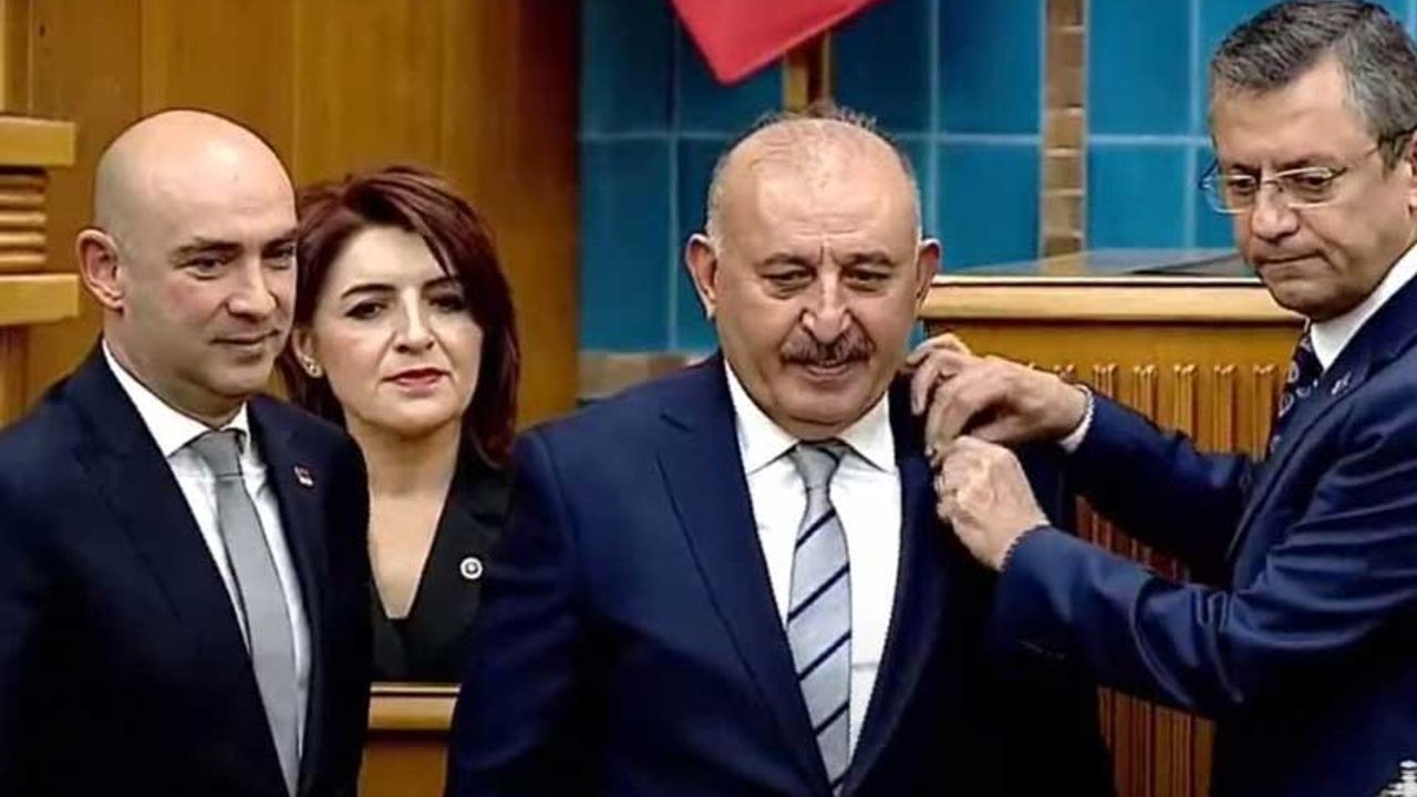 Özgür Özel, Vedat Öztürk’e CHP rozetini taktı…