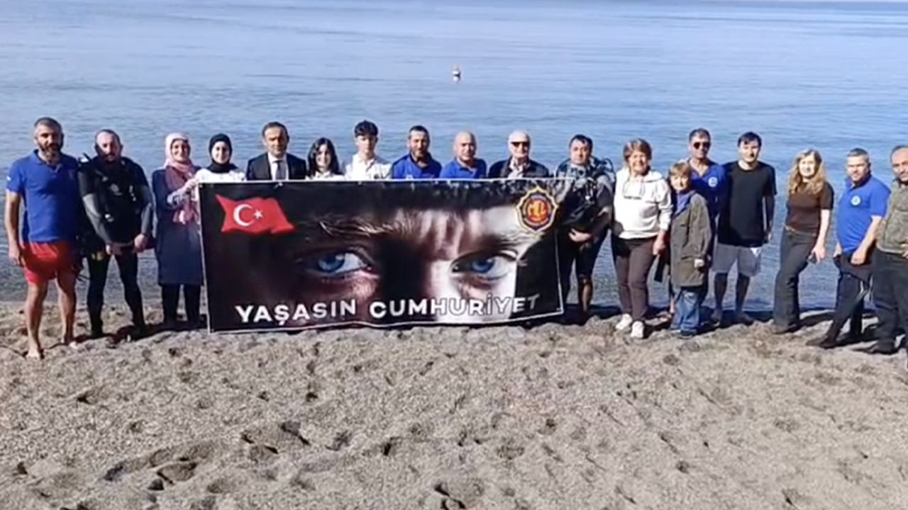Cumhuriyet coşkusu su altından su üstüne taşındı!