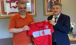 Aygün, Milli Eğitim Müdürü'ne Milli takım forması hediye etti