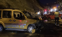Otomobil ile ticari taksi kafa kafaya çarpıştı: 3 yaralı