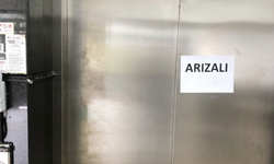 Arızalı asansör sırtında hasta taşıttı