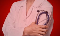 Muhtar, kendisine bakmadığını iddia ettiği doktoru savcılığa vereceğini açıkladı