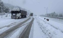430 köy yolu ulaşıma kapandı, ağır tonajlı araçlar yolda kaldı