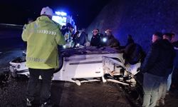 Otomobil 15 metre yükseklikten karayoluna uçtu: 2 ölü, 1 yaralı