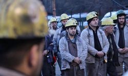 Maden işçileri deprem felaketinde hayatını kaybedenleri dualarla andı