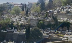 Bayram öncesi vatandaşlardan mezar ziyareti