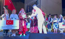 Festivale katılan Devrek Belediyesi Halkoyunları Topluluğu ilgi gördü