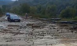 Yağış sonrası çamur yola aktı, temizleme çalışması başlatıldı