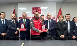 Kızılay'dan CHP'ye plaket