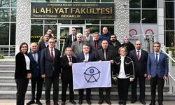 BEUN İlahiyat Fakültesine Erişilebilirlik Belgesi ve Erişilebilirlik logolu bayrak takdim edildi