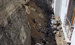 Binanın istinat duvarı çöktü, daire sahipleri ile müteahhit mahkemelik oldu