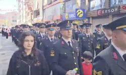 Jandarma personeli, kortejde oğlu ve kızı ile yürüdü