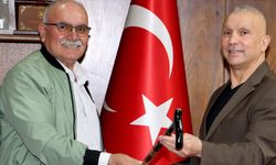 Emekli madenci, kendi yaptığı bastonu hediye etti
