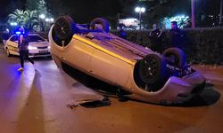 Alkollü sürücünün kullandığı otomobil park halindeki araca çarpıp takla attı