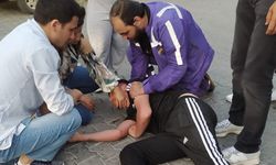 Yolda nöbet geçiren gence erkek hemşire müdahale etti