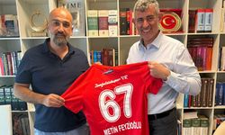 Can Eliyazıcı, Metin Feyizoğlu'na forma hediye etti