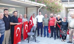 Belediye Başkanı Altun, esnafa Türk Bayrağı dağıttı