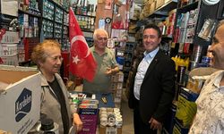 AK Parti teşkilatı, esnafa bayrak dağıttı