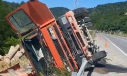 Zonguldak karayolunda tomruk yüklü TIR devrildi