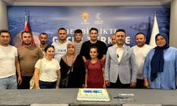 24. Yılı pasta keserek kutladılar