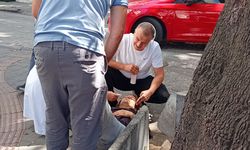 Cadde ortasında fenalaşan kadın yere yığıldı