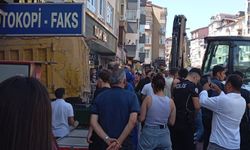 Freni patlayan kamyon dükkana daldı: O anlar kamerada